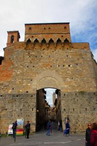 Puerta en la muralla de San Gimignano